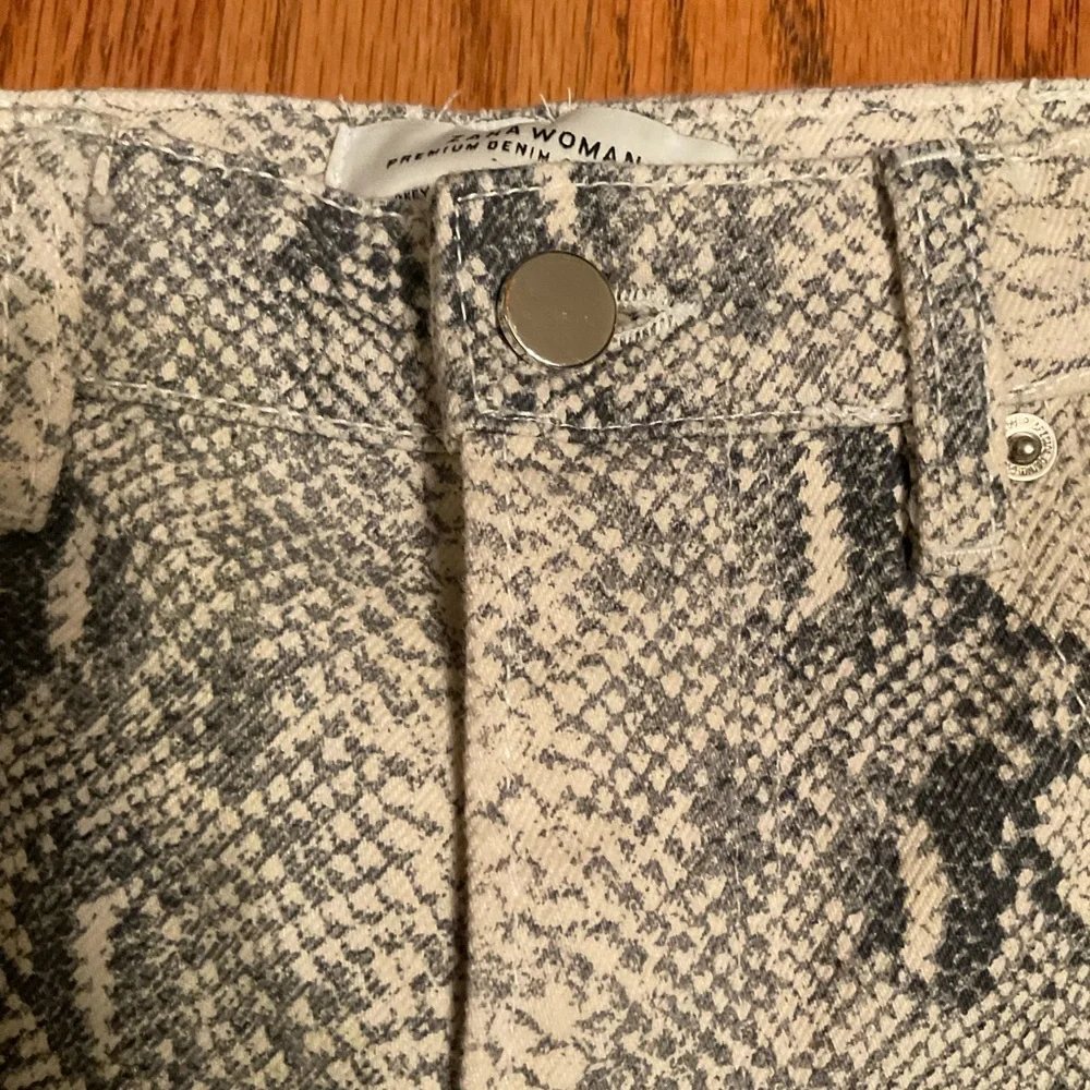 Zara Women Premium Denim Collection Jeans, Grey Snake Print, 5-Pocket, Sz 4 - Picture 5 of 15